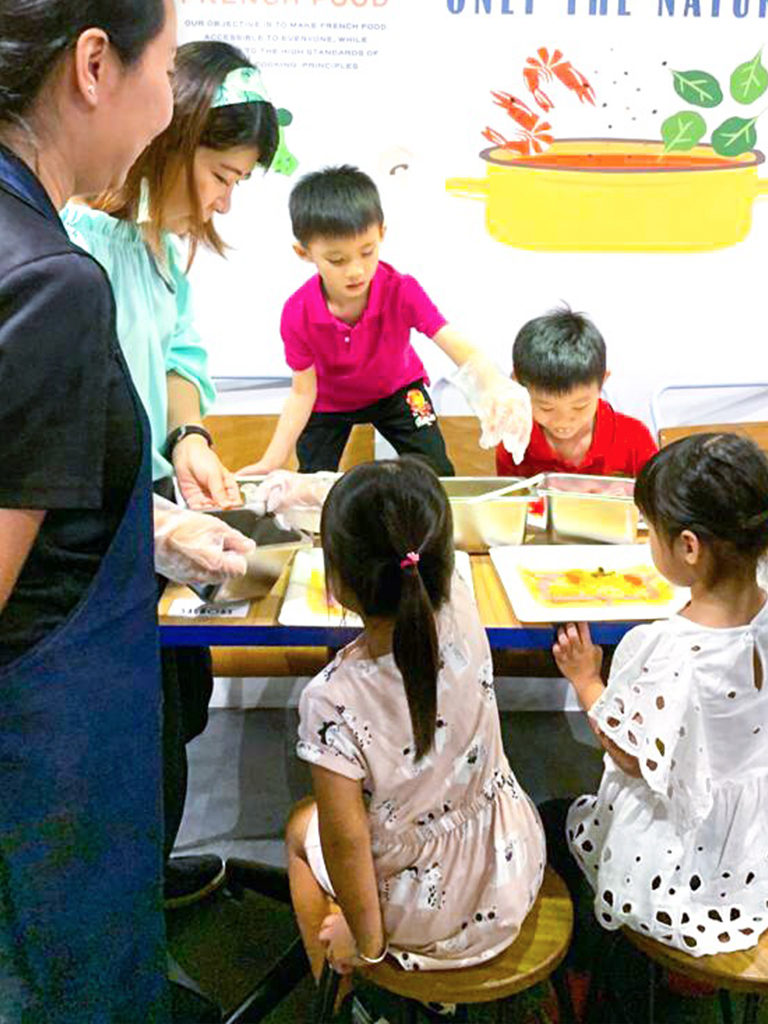Peilin Storyteller with Children